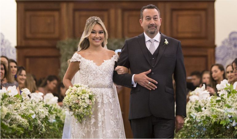 Vestido de noiva com renda para casamento tradicional | Vestido: J Del Olmo Bridal Miami 