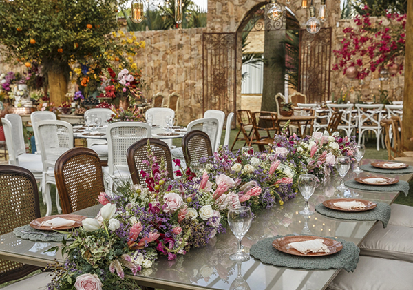 Centro de mesa para decoração de casamento: carreira de flores