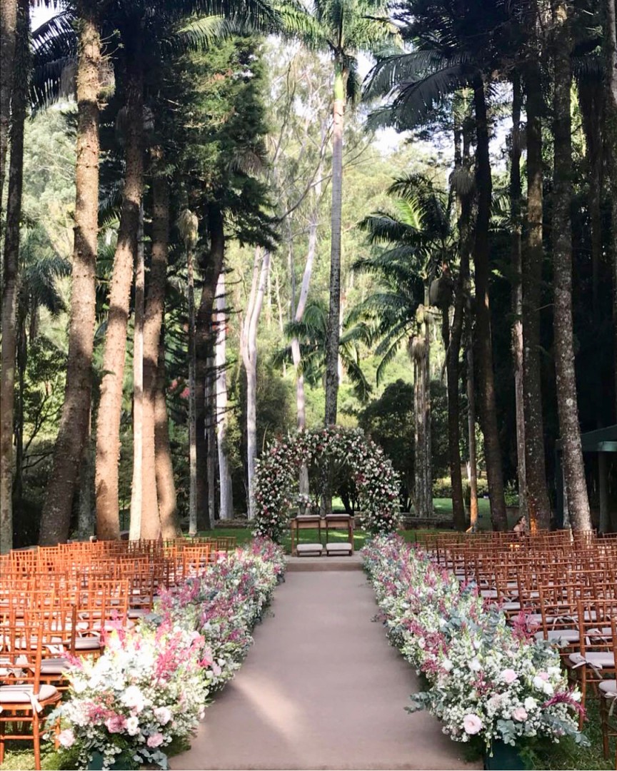 Arco de flores na decoração de casamento | Fazenda Vila Rica
