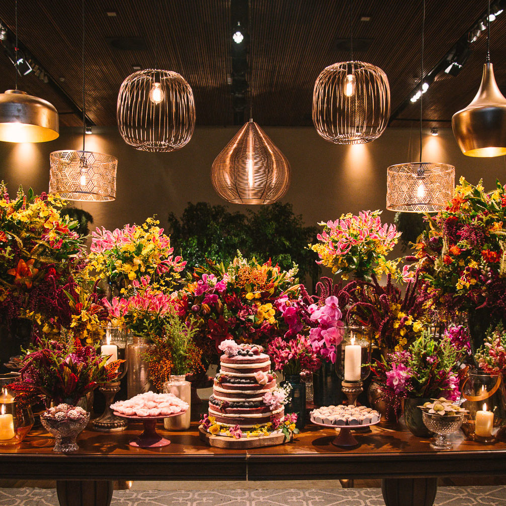 Lustres metalizados na decoração de casamento