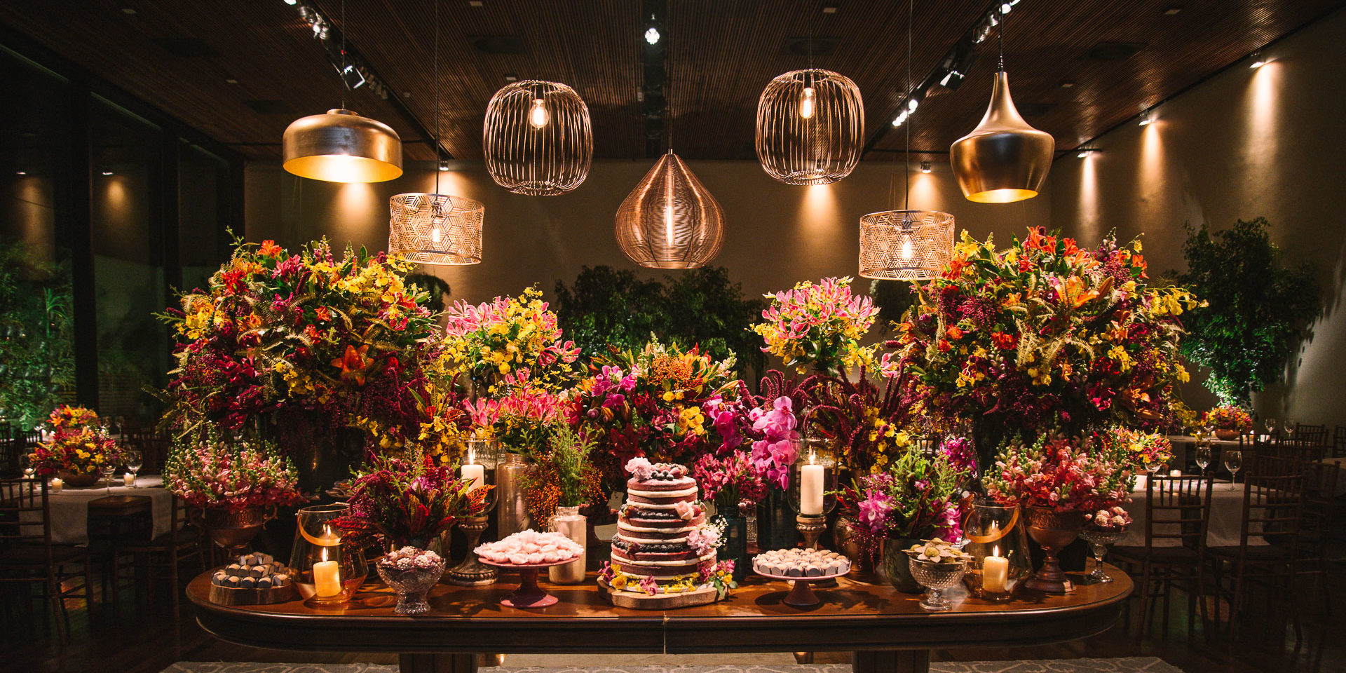 Lustres metalizados na decoração de casamento