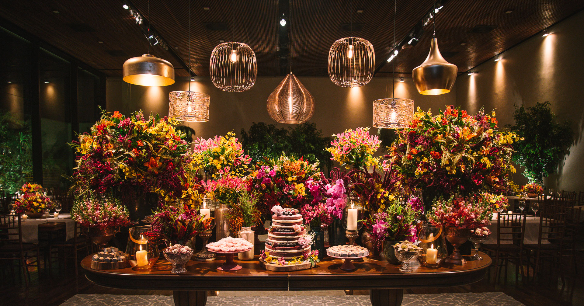 Lustres metalizados na decoração de casamento Lustres metalizados na decoração de casamento