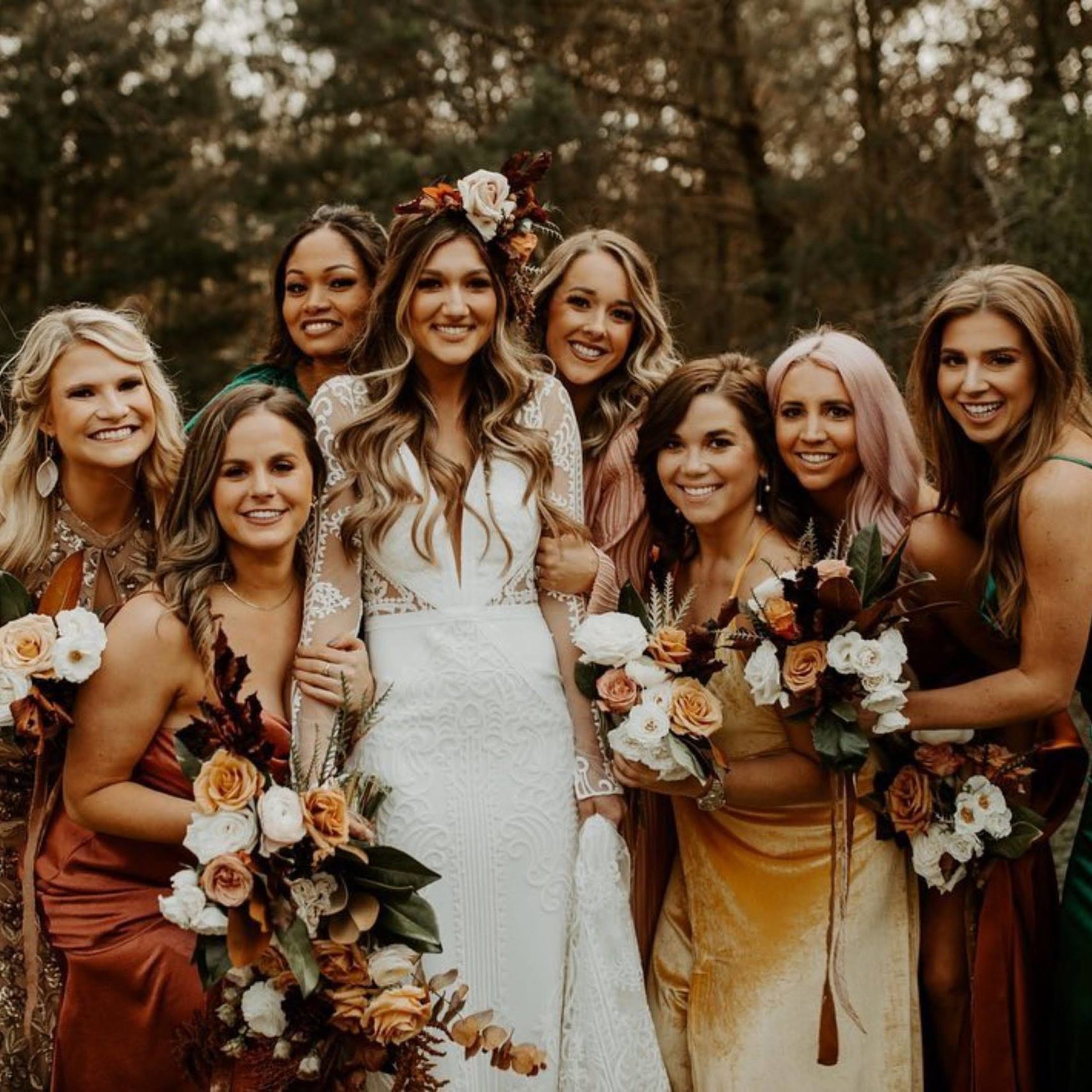 noivas e madrinhas em um casamento no outono sorridentes