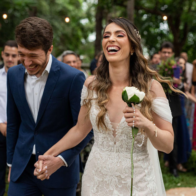 casamento boho noivos sorrindo